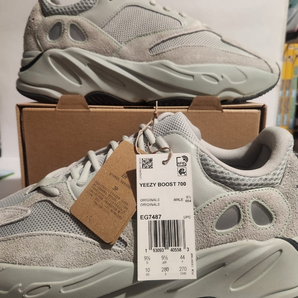 YEEZY BOOST 700